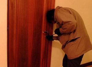 Furti nella notte, svaligiate due case
