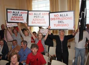 Balneari sbigottiti. E furiosi