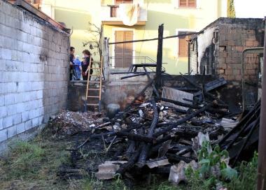 Ci&ograve; che resta della rimessa distrutta dal fuoco 