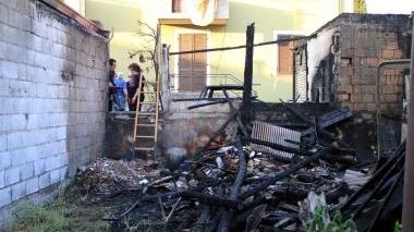 Ciò che resta della rimessa distrutta dal fuoco