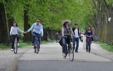 Turisti si godono le Mura girando in bicicletta 