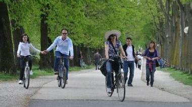 Turisti si godono le Mura girando in bicicletta