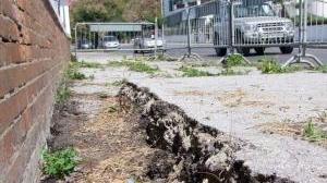 Lo smottamento sul marciapiede