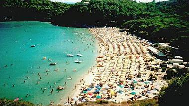 Spiagge, aumenti in arrivo ma solo di un euro a ombrellone per non far scappare i turisti