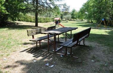 Rifiuti intorno ad un tavolino nel parco 