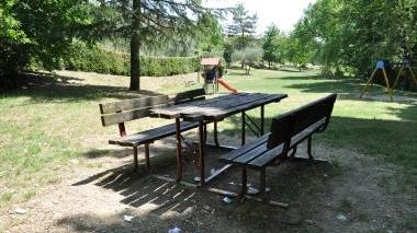 Rifiuti intorno ad un tavolino nel parco