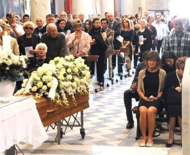 Un momento della messa funebre     