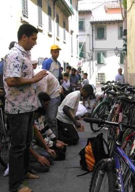 Fedeli davanti al Centro islamico 