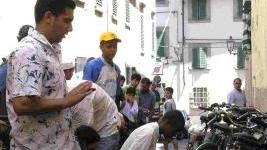 Fedeli davanti al Centro islamico