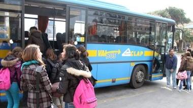 <b>STUDENTI. </b>Ragazzi aspettano il bus