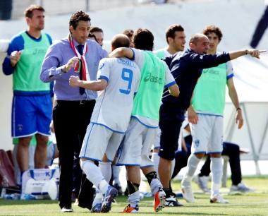 Lautore del gol partita festeggia la rete andando ad abbracciare il tecnico Aglietti in panchina 