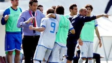 L’autore del gol partita festeggia la rete andando ad abbracciare il tecnico Aglietti in panchina