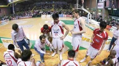 La squadra ascolta coach Moretti durante un timeout
