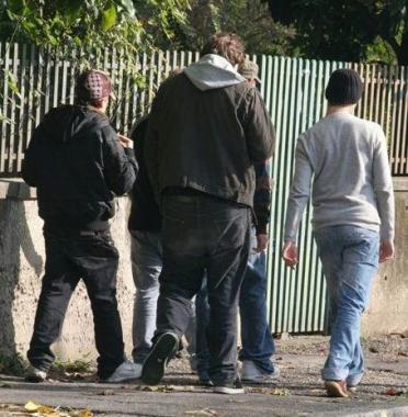 <b>BULLISMO</b> Un gruppo di giovanissimi mentre vaga per le strade della citt&agrave;   