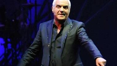 Il giornalista Giampaolo Pansa sarà oggi al teatro Roma, in alto a destra Giorgio Panariello