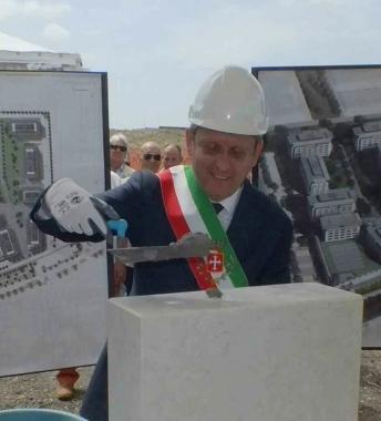 Il sindaco posa la prima pietra e i rendering che mostrano quali case saranno costruite 