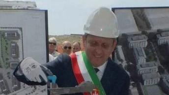 Il sindaco posa la prima pietra e i rendering che mostrano quali case saranno costruite