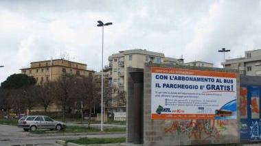 Sopra il parcheggio semideserto di viale della Libertà e a fianco i posti auto gestiti dall’Atl sugli scali Saffi