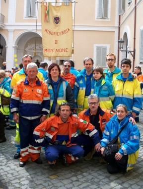 Foto di gruppo di alcuni dei settanta volontari attivi della Misericordia di Montaione  