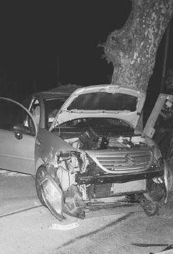 <strong>DISTRUTTA.</strong> La Citroën C3 di Maffei dopo l’impatto (a destra)