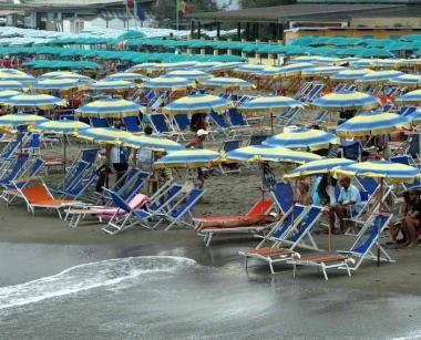 <b>IN SPIAGGIA.</b> Ombrelloni aperti in piena estate  