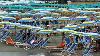 <b>IN SPIAGGIA.</b> Ombrelloni aperti in piena estate