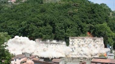 Il momento del crollo, il sindaco e la gente dalla visuale di via di Torano