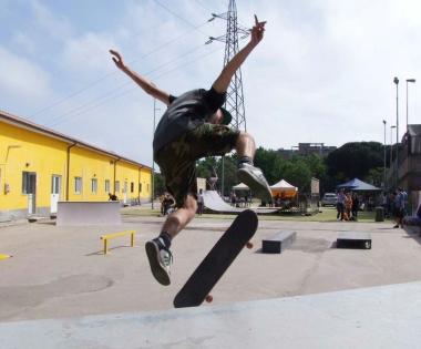 Unacrobazia sulle nuove piste di skate-board inaugurate ieri al centro giovani   