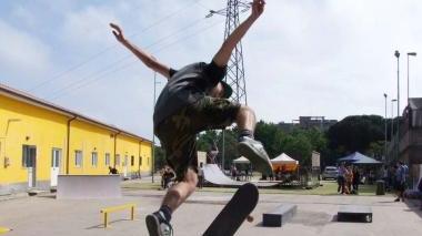 Un’acrobazia sulle nuove piste di skate-board inaugurate ieri al centro giovani