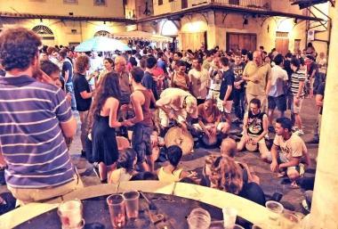 Movida in piazza della Sala 