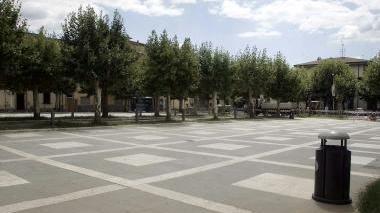 L’assessore Monica Galluzzi e, sopra, piazza Battisti