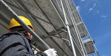 Operaio al lavoro in un cantiere edile
