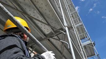 Operaio al lavoro in un cantiere edile