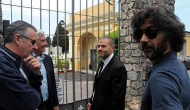 Al cimitero arrivano anche le Iene