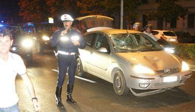 Esce da una siepe all'improvviso, travolto un uomo sul viale