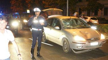 Esce da una siepe all'improvviso, travolto un uomo sul viale
