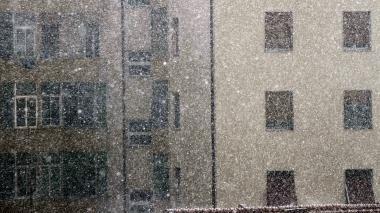 Nubifragio su Livorno e strade imbiancate dalla grandinata