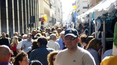 La folla ieri al mercato straordinario di via Grande