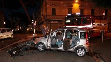 Scontro tra automobili in piazza Gramsci: due feriti