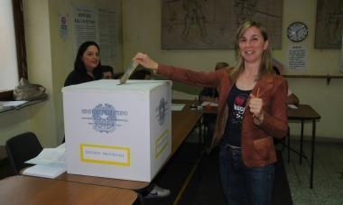 Un elettore al voto in una sezione 