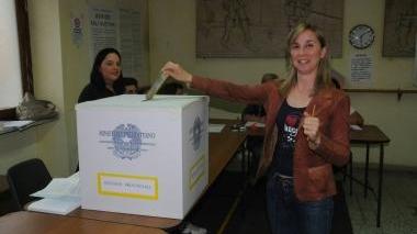 Un elettore al voto in una sezione