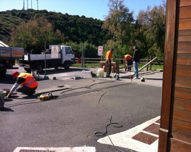Operai del Comune installano la barriera   