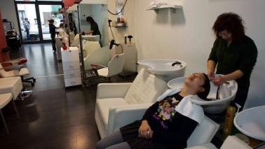 Parrucchiera cinese al lavoro