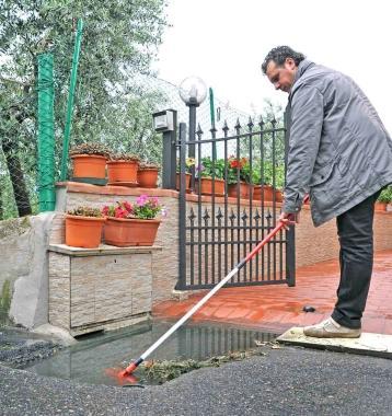 Roberto Passi alle prese con i liquami 