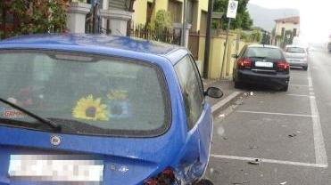 Una delle auto rimaste danneggiate nell’incidente di via Pasubio