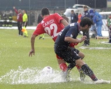 <b>PISCINA</b> Gaetano Caridi prova a liberarsi di un avversario con un dribbling stretto sul campo inzuppato da un improvviso acquazzone 