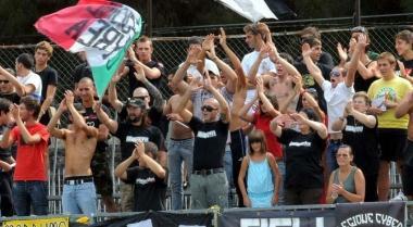 <b>I CORI.</b> I tifosi esultano in una foto darchivio  