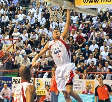 Simone Berti in elevazione A destra Varnado va a canestro contrastato da Nnamaka nella partita di sabato sera 