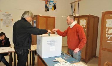 Operazioni di voto in un seggio (foto di archivio)
