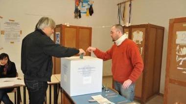 Operazioni di voto in un seggio (foto di archivio)